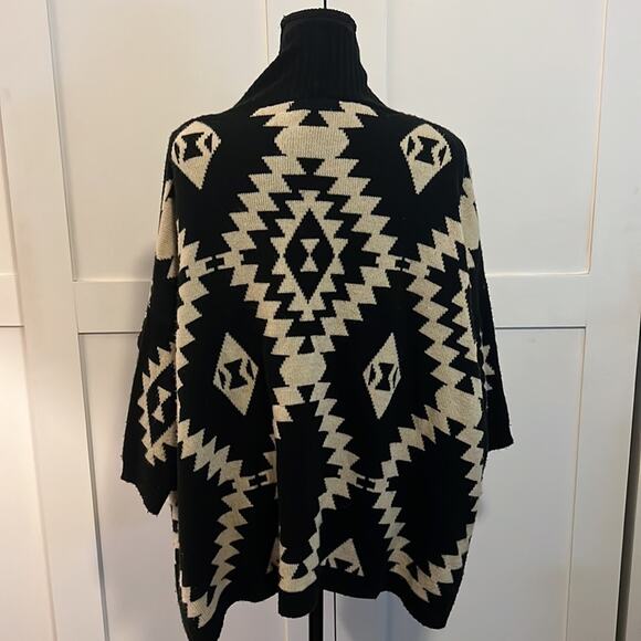 Womens BCBGMaxazria 3/4" Sleeve Aztec Chunky Knit Cardigan. Size S/M - Picture 6 of 7